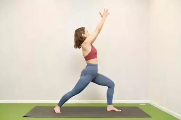 「《年始のリセット習慣》腰まわりの重だるさを解消。１日１回【骨盤から整える】簡単ポーズ」の画像