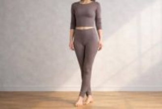 脚をクロスして前屈するだけ。１日１分で「太もものハリ」を整える下半身ライン改善習慣