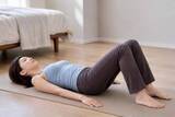 「【立ち上がると脚の付け根がつっぱる…】仰向け30秒。股関節を動かす初心者向けピラティス習慣」の画像1