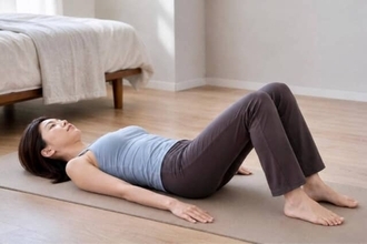 【立ち上がると脚の付け根がつっぱる…】仰向け30秒。股関節を動かす初心者向けピラティス習慣