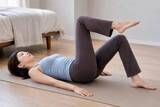 「【立ち上がると脚の付け根がつっぱる…】仰向け30秒。股関節を動かす初心者向けピラティス習慣」の画像2