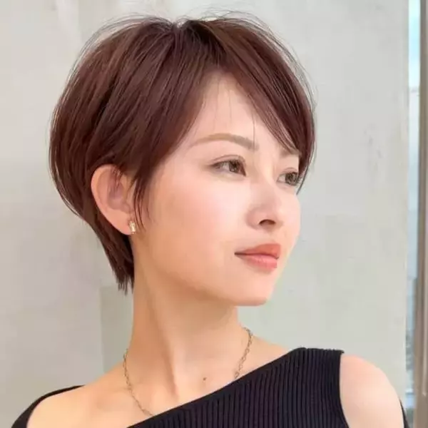 「大人の可愛げを引き出す！暑い季節に映える【今っぽショートヘア】のつくり方」の画像