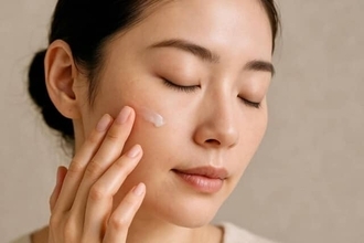 冬のくすみ顔を一発逆転！光を操って「大人の透明ツヤ肌」を作る最新メイクテク