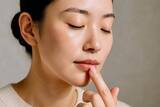 「冬のくすみ顔を一発逆転！光を操って「大人の透明ツヤ肌」を作る最新メイクテク」の画像3