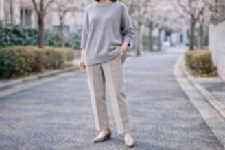 センタープレスパンツは“腰位置を上げる”と格段に美脚。40代・50代のスタイルアップ着こなし術