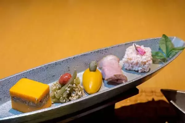 「“花火の中” に用意された斬新なダイニング。【リゾナーレ熱海】の会席料理で旬の魚介を堪能する」の画像