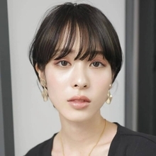 軽やかで小顔感たっぷり。大人の魅力を引き出しつつ若返りを叶える【最旬ショートヘア】