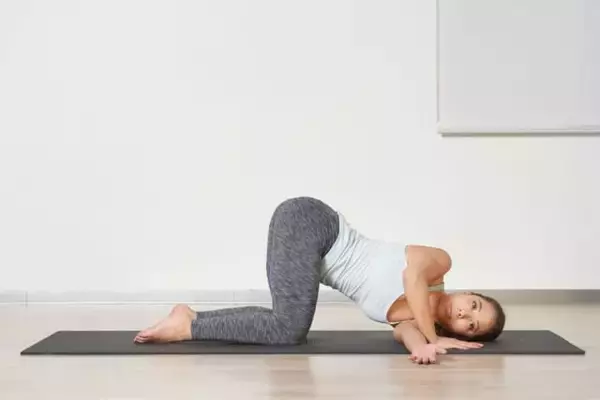 重たい肩や背中がラクに。１日１分「姿勢と腰まわりの印象まで変わる」簡単ヨガポーズ