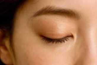 くすみ顔が一瞬で華やぐ！若作りに見えない【冬の大人のラメメイク】正解ルール