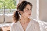 「シンプルなひとつ結びなのに今っぽい。周りと差がつく“まとめ髪”のコツ」の画像2