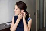 「残暑のまとめ髪が“ただ結んだだけ”に見える…。大人の低めヘアアレンジ、涼しげに整う正解２パターン」の画像1