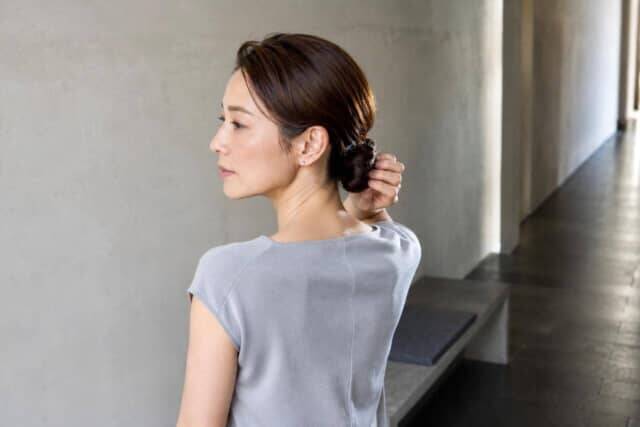 残暑のまとめ髪が“ただ結んだだけ”に見える…。大人の低めヘアアレンジ、涼しげに整う正解２パターン
