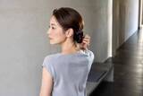 「残暑のまとめ髪が“ただ結んだだけ”に見える…。大人の低めヘアアレンジ、涼しげに整う正解２パターン」の画像2