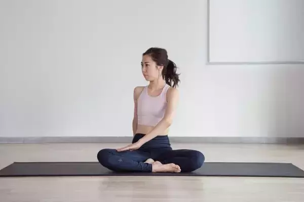 「シンプルなのに抜群のくびれ効果。１日１セット【腰周りを引き締める】簡単習慣」の画像