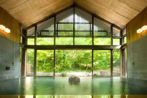 「森のお風呂を満喫。軽井沢の上質なお風呂空間【星野温泉 トンボの湯】の魅力」の画像