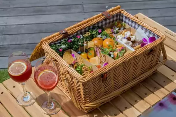 「東京タワーの絶景を間近におしゃれなピクニック。【東京プリンスホテル】のテラスで春を満喫」の画像