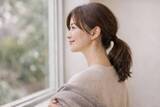 「冬の“老け感”は首元に出る？コート・マフラーと相性のいい「大人の低めまとめ髪」」の画像1