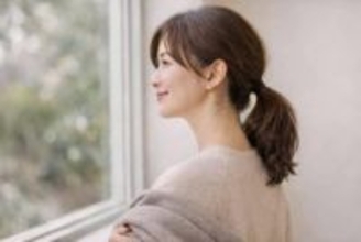 冬の“老け感”は首元に出る？コート・マフラーと相性のいい「大人の低めまとめ髪」