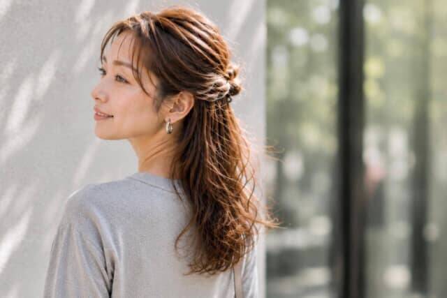 ５分で今っぽく見違える。2026夏、大人世代が垢抜ける「簡単ヘアアレンジ」３選