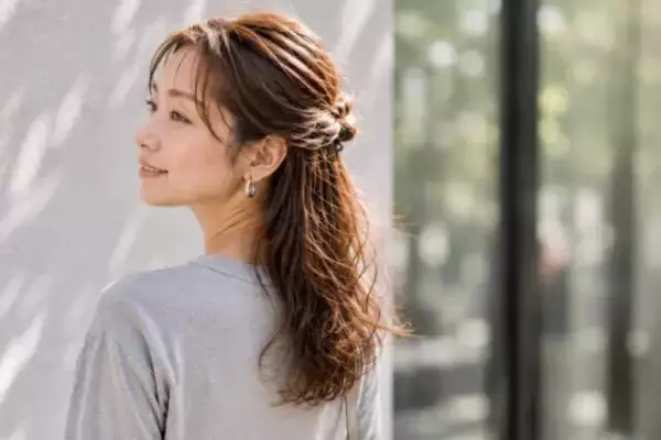 「５分で今っぽく見違える。2026夏、大人世代が垢抜ける「簡単ヘアアレンジ」３選」の画像