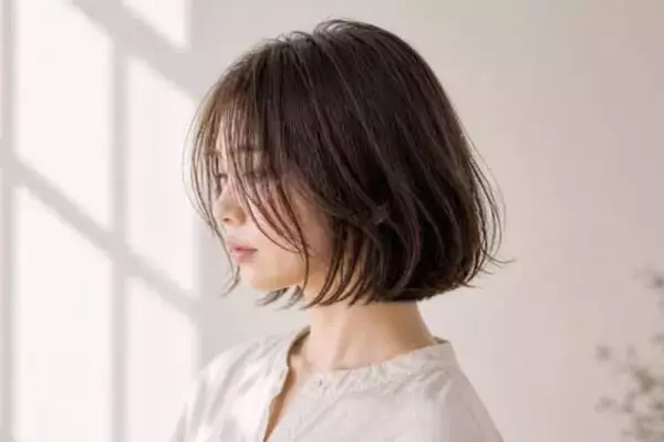 「なぜかアカ抜けない原因は“シルエット”かも。定番人気「ボブ」、大人世代の見直しポイント」の画像
