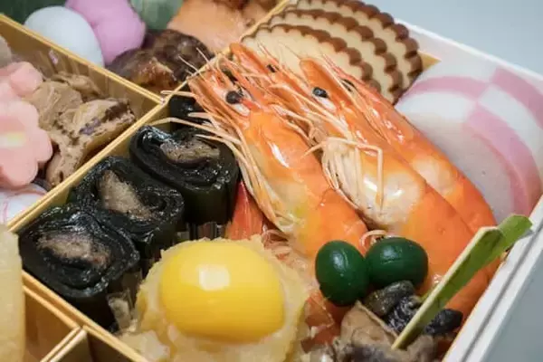 「豪華食材を使った三段重のおせち【東武ホテルのおせち2026】令和8年を華やかに事始め」の画像