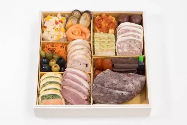 「豪華食材を使った三段重のおせち【東武ホテルのおせち2026】令和8年を華やかに事始め」の画像