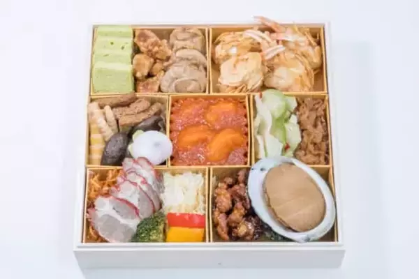 「豪華食材を使った三段重のおせち【東武ホテルのおせち2026】令和8年を華やかに事始め」の画像