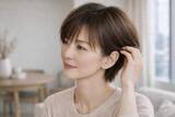 「【40代・50代】前髪そのまま＝流行遅れ？ショートヘアを今っぽく見せる“目元まわり”更新ポイント」の画像2