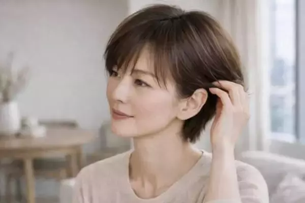 「【40代・50代】前髪そのまま＝流行遅れ？ショートヘアを今っぽく見せる“目元まわり”更新ポイント」の画像