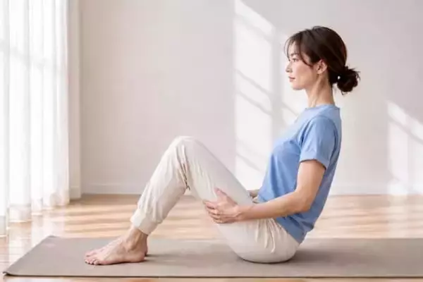 【お腹のぽっこり感が気になる…】30秒でOK。初心者向け「舟のポーズ」で下腹を整える簡単習慣