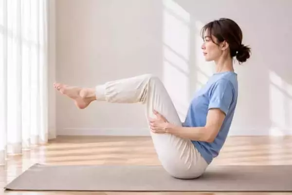 「【お腹のぽっこり感が気になる…】30秒でOK。初心者向け「舟のポーズ」で下腹を整える簡単習慣」の画像
