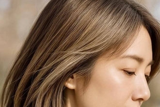 乾燥で白髪が浮く冬こそ試したい。“若見えツヤ髪”を叶える「白髪ぼかしカラー」の正解