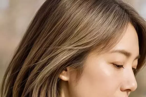 乾燥で白髪が浮く冬こそ試したい。“若見えツヤ髪”を叶える「白髪ぼかしカラー」の正解
