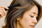 「乾燥で白髪が浮く冬こそ試したい。“若見えツヤ髪”を叶える「白髪ぼかしカラー」の正解」の画像2