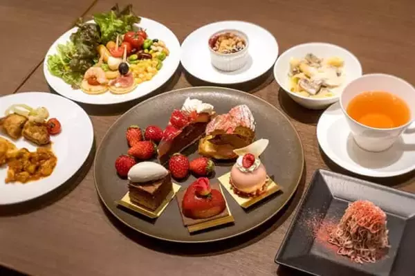 「旬のいちごを思う存分食べられる。【京王プラザホテル】のスイーツブッフェで冬の味覚を満喫する」の画像