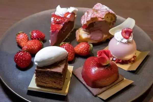 「旬のいちごを思う存分食べられる。【京王プラザホテル】のスイーツブッフェで冬の味覚を満喫する」の画像