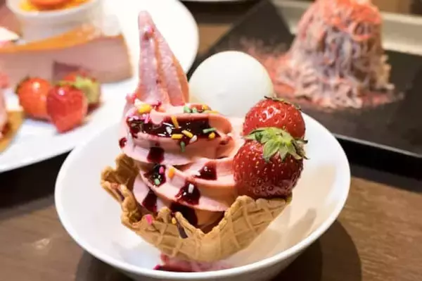 「旬のいちごを思う存分食べられる。【京王プラザホテル】のスイーツブッフェで冬の味覚を満喫する」の画像