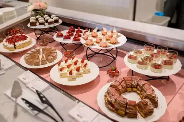 「旬のいちごを思う存分食べられる。【京王プラザホテル】のスイーツブッフェで冬の味覚を満喫する」の画像