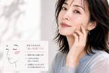 「【40代・50代】今っぽい人は“ハイライトを光らせすぎない”。2026春夏・ツヤ肌メイクの正解」の画像1