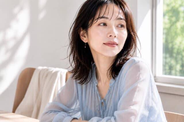 【40代・50代】今っぽい人は“ハイライトを光らせすぎない”。2026春夏・ツヤ肌メイクの正解