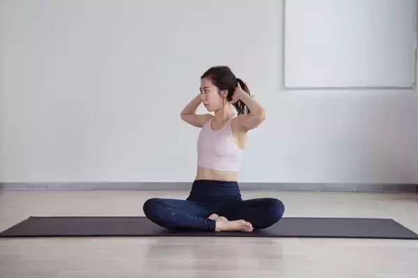 「座ったままできて腰まわりが引き締まっていく。１日５回【腹筋＆くびれを育てる】簡単習慣」の画像