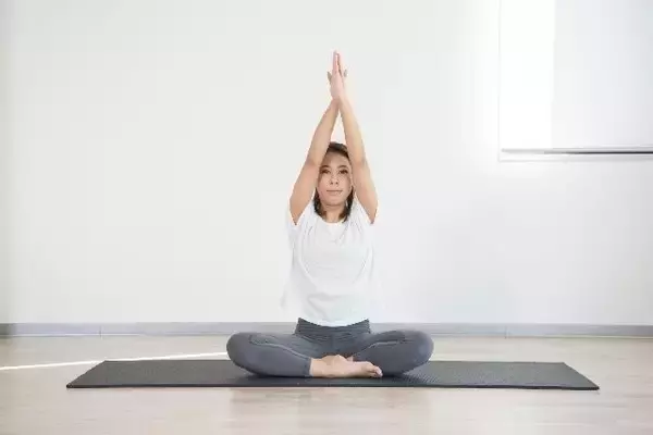 「腹筋してるのにお腹が変わらない？40代以降は“伸ばすだけ”で変わる体幹リセット習慣」の画像