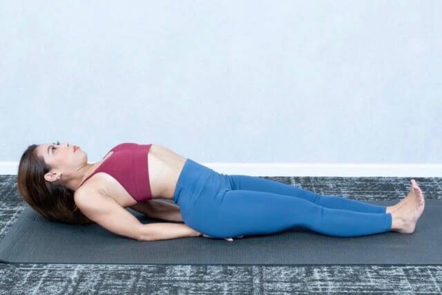 背中の印象は“呼吸”と“巡り”で変わる。１日１セット【後ろ姿を整える】簡単ポーズ