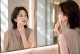 「【40代・50代】夏のメイク直しは“引き算”が正解。洗練された印象をつくる３つのコツ」の画像1