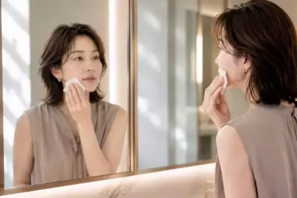 【40代・50代】夏のメイク直しは“引き算”が正解。洗練された印象をつくる３つのコツ