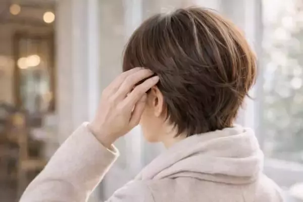 「年始の挨拶まわりも好印象。 ショートヘアが“老け見え”しない「前髪と顔まわり」の整え方」の画像