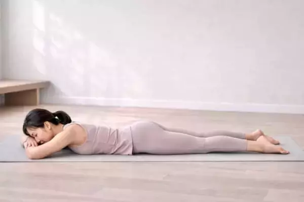 続けるほどヒップ位置が変わる。寝たまま１日１セット“軽やかな下半身”をつくる簡単習慣