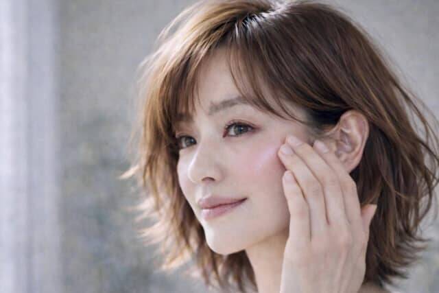 【40代・50代】今っぽくて若々しい人は“チークの位置が低すぎない”。2026春「大人メイク」の正解