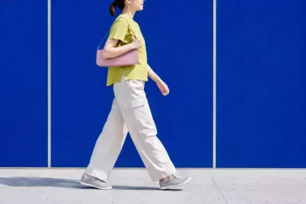 「服は夏のまま、小物で更新。晩夏の「横長ショルダーバッグ」はこう持つ！大人の正解コーデ」の画像